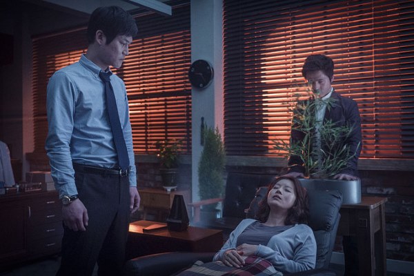 金成均、裕善《退魔:巫女窟》劇照 金成均、裕善《退魔:巫女窟》劇照
