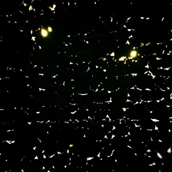 G-Dragon 咖啡廳《The Monsant》外面：濟州島夜晚