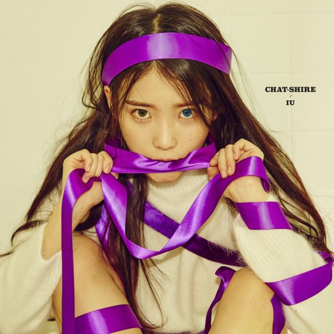 IU《CHAT-SHIRE》概念照 IU《CHAT-SHIRE》概念照