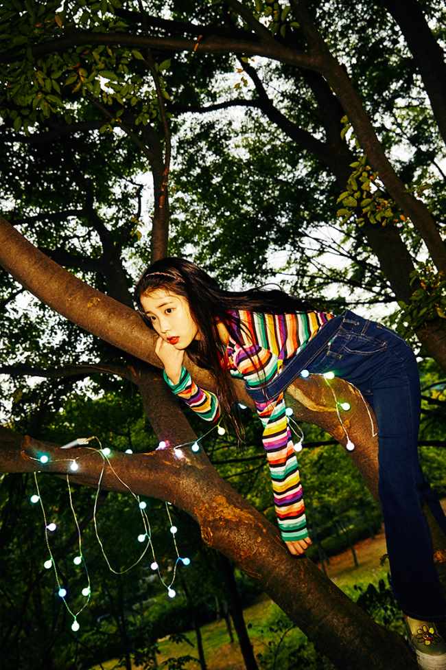 IU《CHAT-SHIRE》概念照 IU《CHAT-SHIRE》概念照