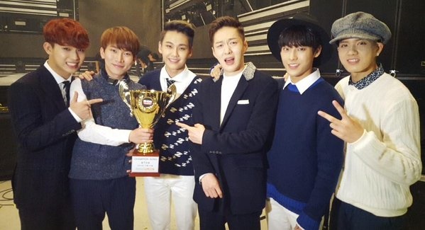 BTOB《Show Champion》一位 (10/21) BTOB《Show Champion》一位 (10/21)