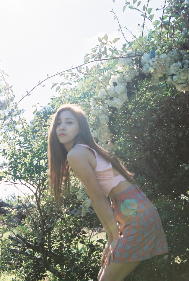 Luna《4 Walls》概念照 Luna《4 Walls》概念照