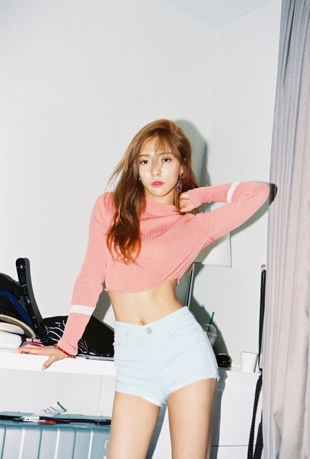 Luna《4 Walls》概念照 Luna《4 Walls》概念照