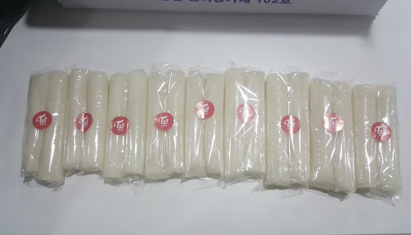 TWICE 送給粉絲們條糕禮物