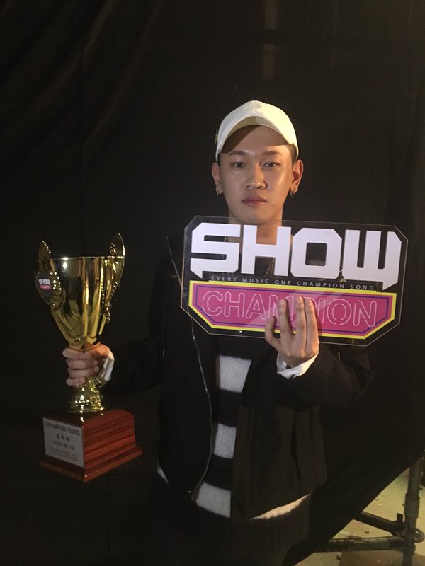 Crush《Show Champion》一位 Crush《Show Champion》一位