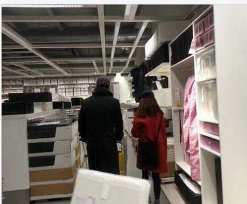 尹賢旻、白珍熙被拍到一起逛 IKEA