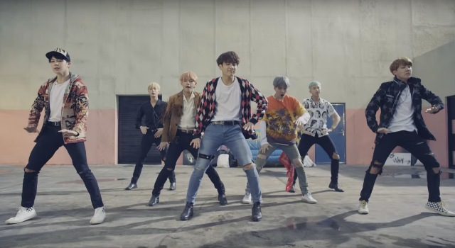  BTS 防彈少年團《Fire》舞蹈動作 (來源：MV 截圖)