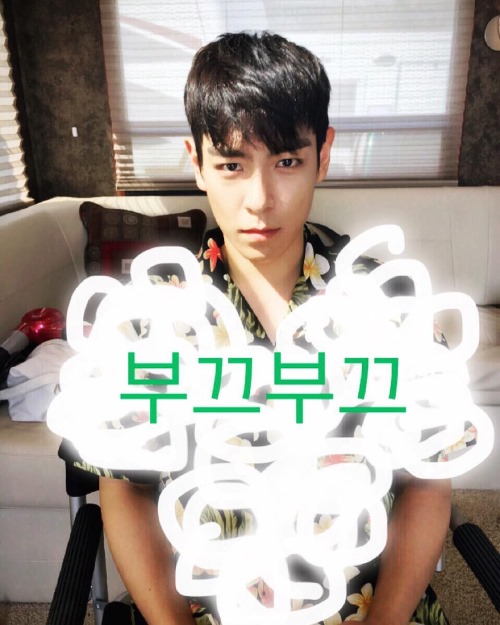 穿短袖的 T.O.P