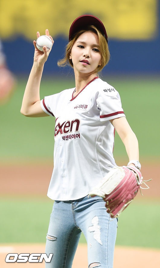 fiestar成员jei为韩国职棒开球