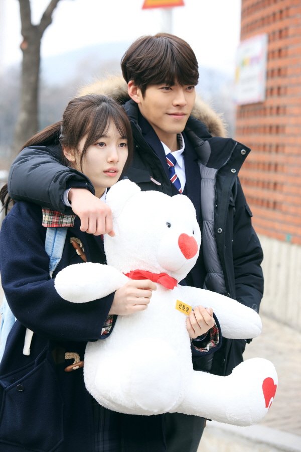 Suzy、金宇彬《任意依戀》劇照 (來源:JYP ACTORS@推特)