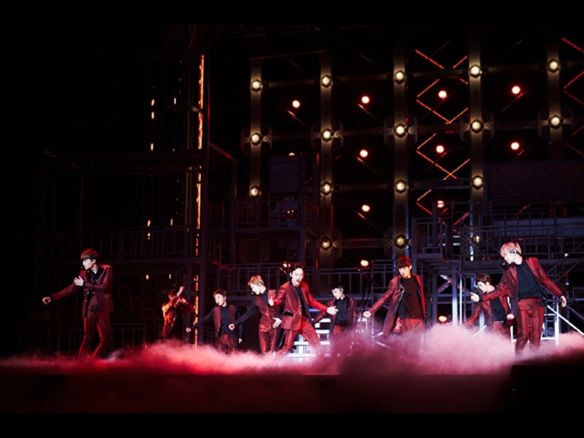 EXO 發行《The EXO’luXion》演唱會寫真