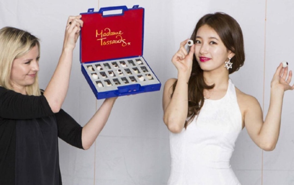 Suzy 替進駐蠟像丈量