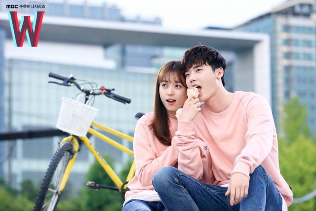 韓孝周、李鍾碩《W》甜蜜約會劇照