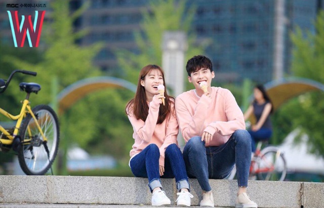 韓孝周、李鍾碩《W》甜蜜約會劇照