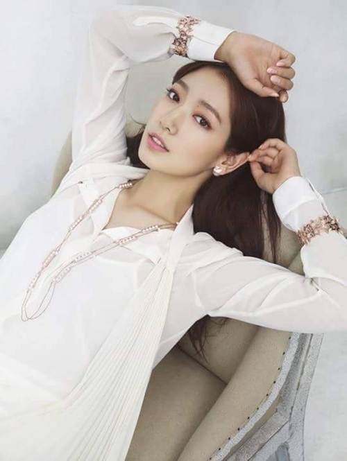朴信惠 x 施華洛世奇代言照 (來源：allkpop)