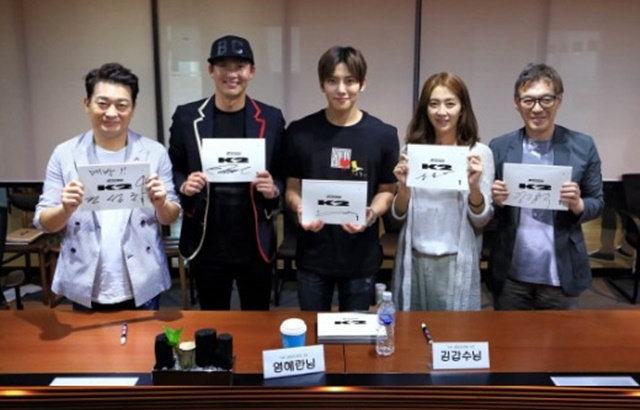 《THE K2》劇本練習照(來源：tvN)