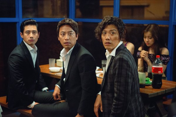 申河均、朴喜洵、吳萬石《奧萊》劇照 (來源:DAUM MOVIE)