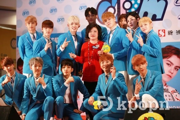 SEVENTEEN 香港商場記者會