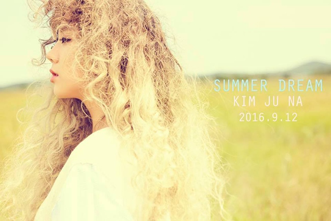 Kim Ju Na《Summer Dream》概念照(來源：Music K Ent.@Facebook)