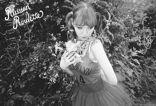Wendy《Russian Roulette》概念照(來源：Red Velvet 官方網站)