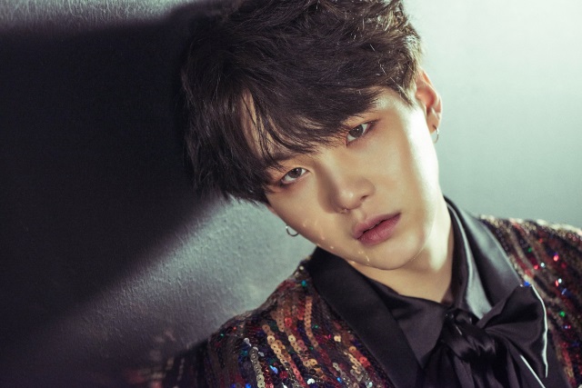 SUGA《WINGS》概念照