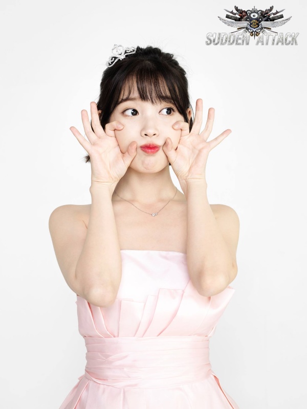 IU《突擊風暴》代言照 (來源：《突擊風暴》Facebook)