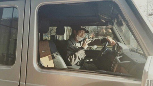 Chan Yeol 在賓士車駕駛座