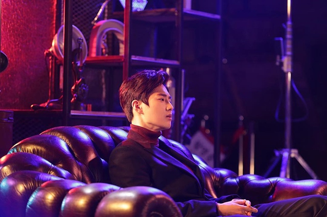 SuHo《Curtain》概念照(來源：STATION@Instagram)