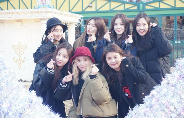 MOMOLAND 