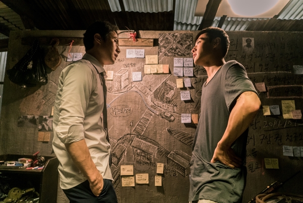 再加上电影方面的想像力,重新构成《再审》这部充满真实感的电影,此