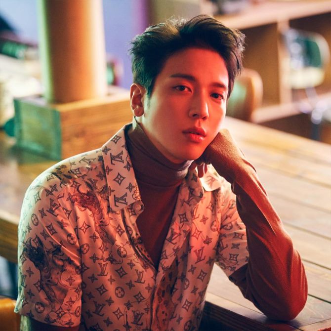 鄭容和《7&deg;CN》概念照 (來源：CNBLUE@Facebook)