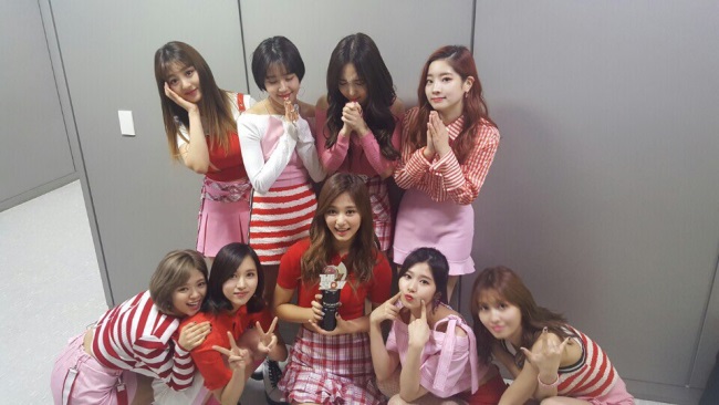 TWICE《THE SHOW》一位 