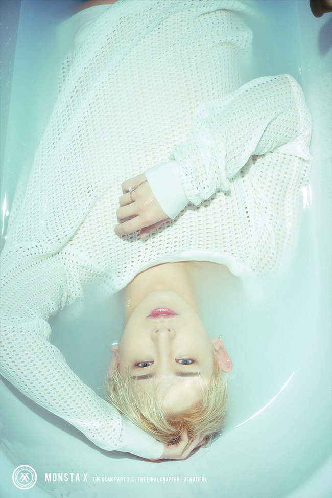元虎《BEAUTIFUL》概念照(來源:MONSTA X@Facebook)