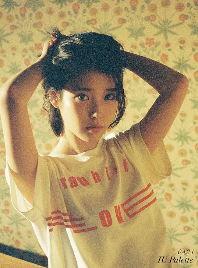 IU《Palette》概念照(來源：IU@Facebook)