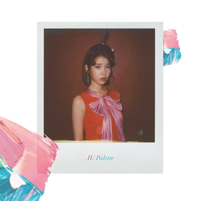 IU《Palette》封面照(來源：IU@Facebook)