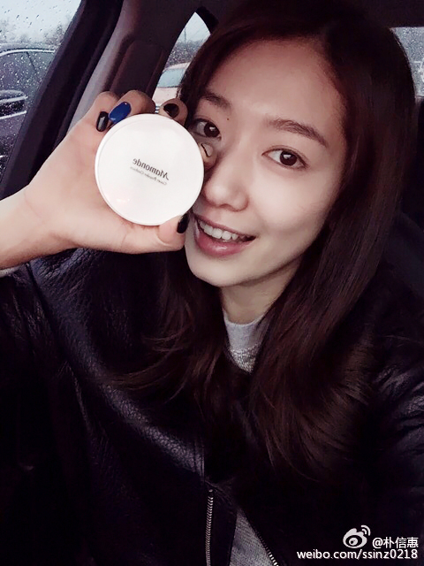 朴信惠和 Mamonde 氣墊粉餅自拍