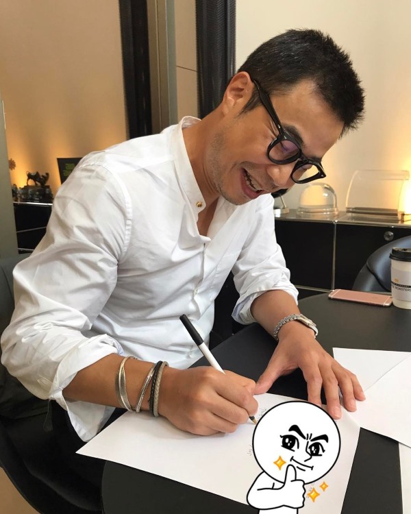 韓東澈製作人簽約 YG (來源：梁玄錫@Instagram)