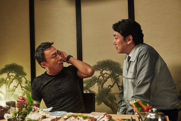 李聖旻、趙震雄《保安官》劇照 (來源:DAUM MOVIE)