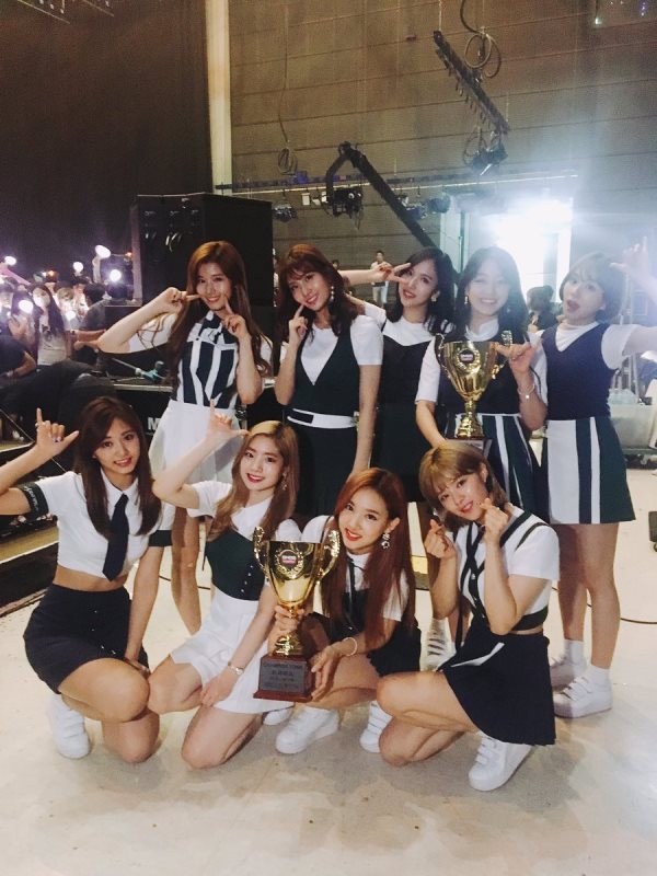 TWICE《Show Champion》一位