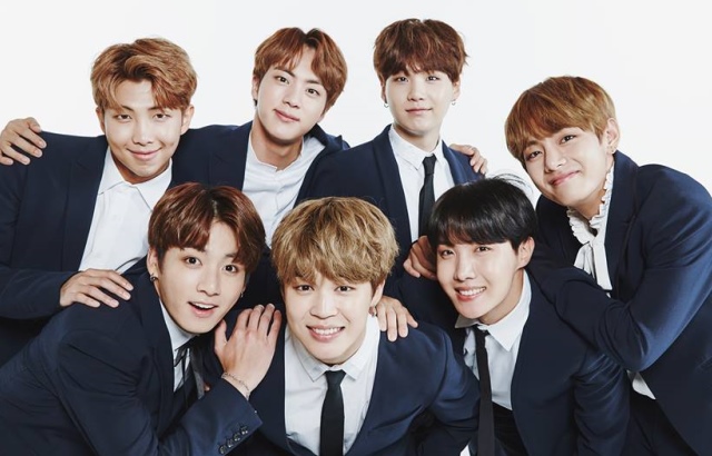 BTS 防彈少年團a四週年全家福 (縮圖) [來源：BTS @FB]