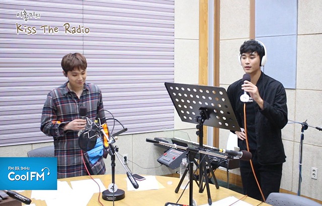 李洪基、金秀賢@《李洪基的 Kiss The Radio》(來源：KBS Cool FM&rlm;@Twitter)