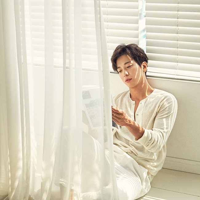 容和《DO DISTURB》概念照(來源:CNBLUE @Facebook)