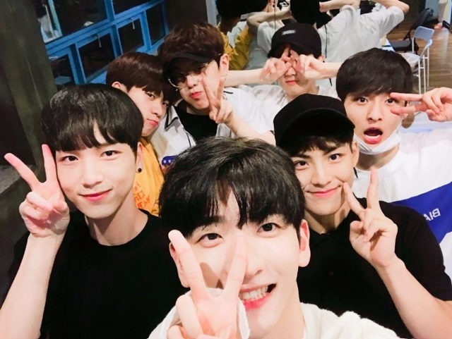 Rainz (金聲利、李基遠、朱元鐸、洪殷基、徐晟赫、邊賢民、張大賢)