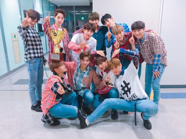 Wanna One《Show Champion》一位