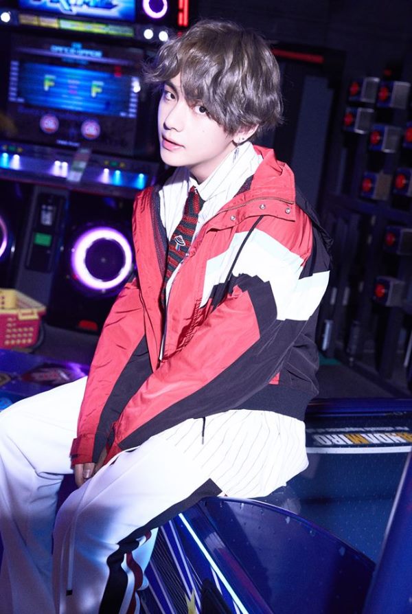 V (BTS)《LOVE YOURSELF》E 版概念照